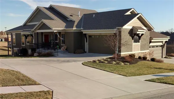 11551 S Waterford DR, Olathe, KS 66061
