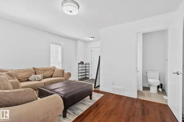 10813 66 AV NW, Edmonton, AB T6H 1Y1