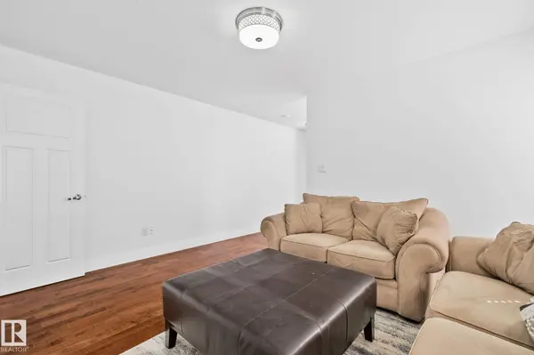 10813 66 AV NW, Edmonton, AB T6H 1Y1