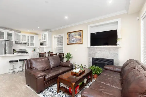 4577 Slocan ST #201, Vancouver, BC V5R 1Z8