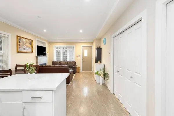 4577 Slocan ST #201, Vancouver, BC V5R 1Z8