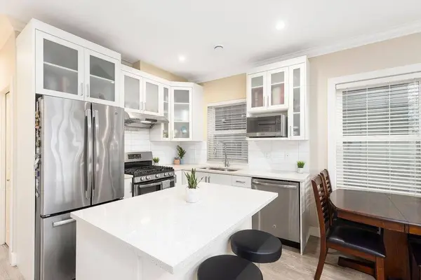 4577 Slocan ST #201, Vancouver, BC V5R 1Z8