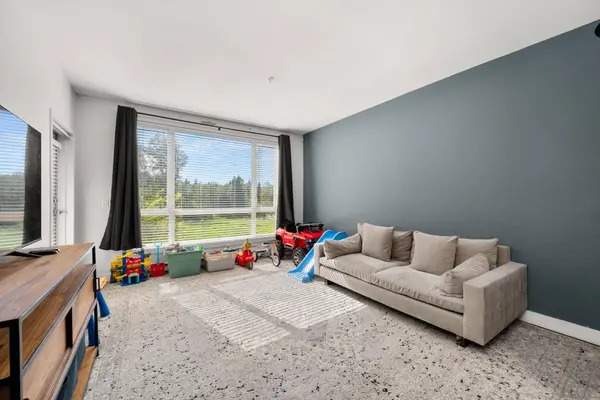 14333 104 AVE #303, Surrey, BC V3T 0E1
