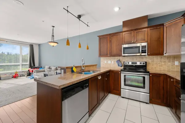 14333 104 AVE #303, Surrey, BC V3T 0E1