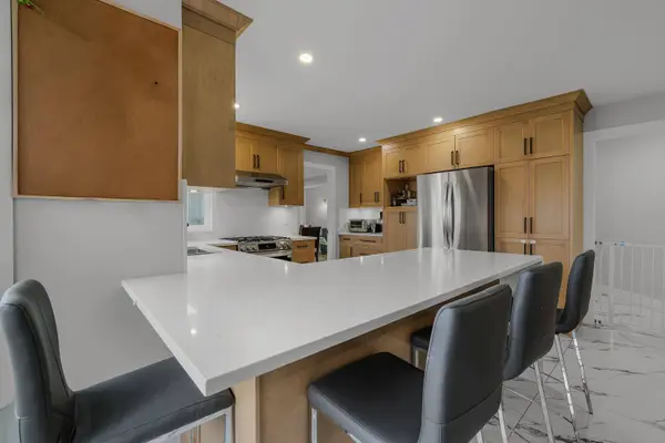 8708 143a ST, Surrey, BC V3W 3Y2