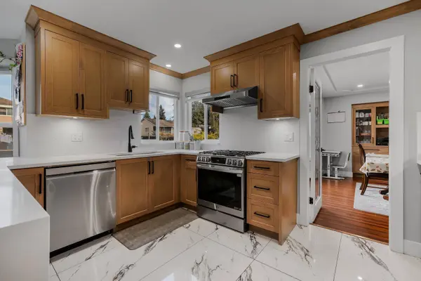8708 143a ST, Surrey, BC V3W 3Y2