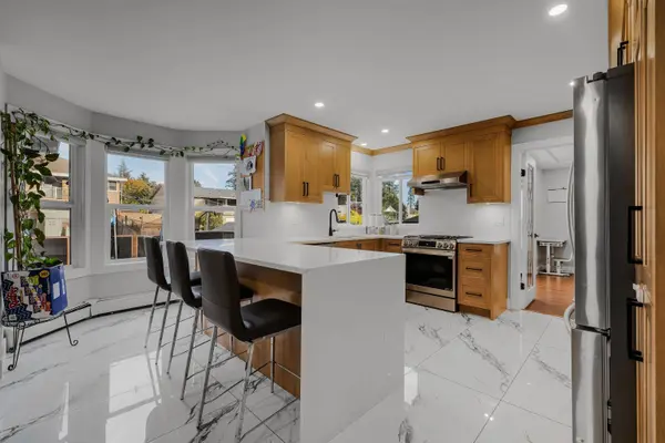 8708 143a ST, Surrey, BC V3W 3Y2