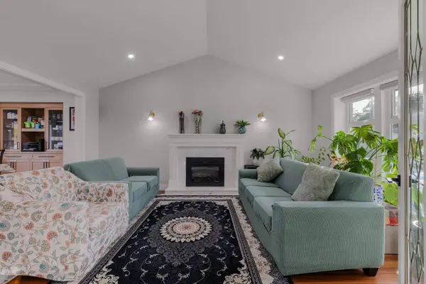 8708 143a ST, Surrey, BC V3W 3Y2