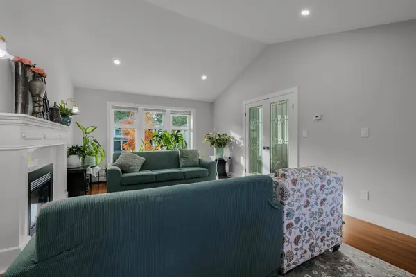 8708 143a ST, Surrey, BC V3W 3Y2