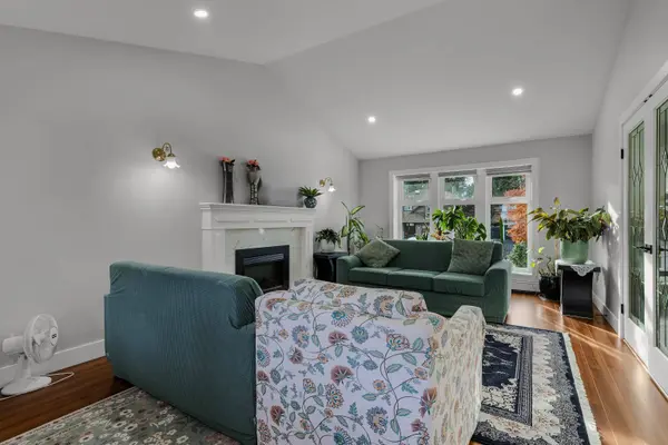 8708 143a ST, Surrey, BC V3W 3Y2