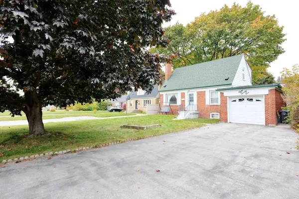 825 North Service RD, Mississauga, ON L4Y 1A2