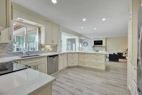 6069 154a ST, Surrey, BC V3S 7H6