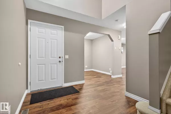 15726 141 ST NW NW, Edmonton, AB T6V 1T4