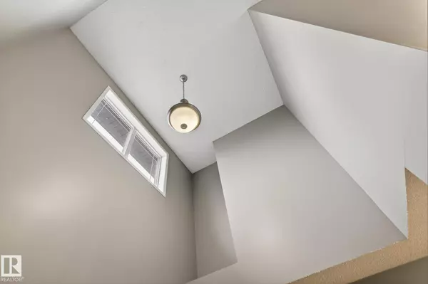 15726 141 ST NW NW, Edmonton, AB T6V 1T4