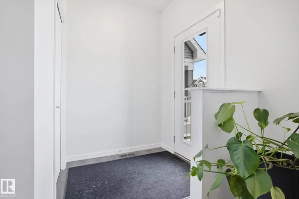 347 Desrochers BV SW, Edmonton, AB T6W 3J2