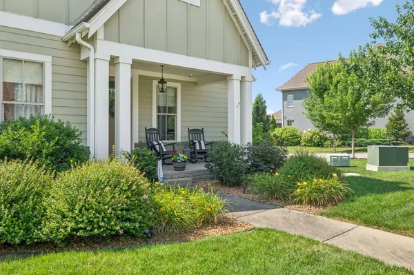 1002 Hornsby Dr, Franklin, TN 37064-3374