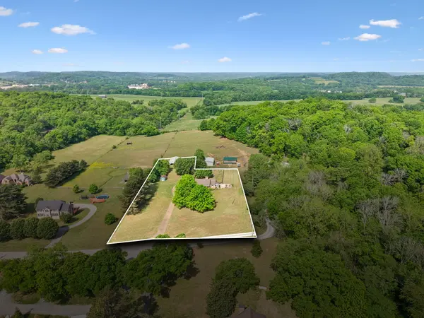 2751 Standing Oaks Dr, Thompson's Station, TN 37179-9756