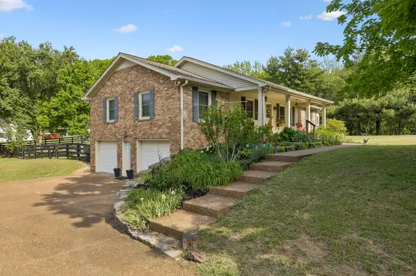 2751 Standing Oaks Dr, Thompson's Station, TN 37179-9756