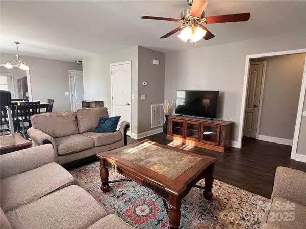 3368 Treadwell LN, Newton, NC 28658