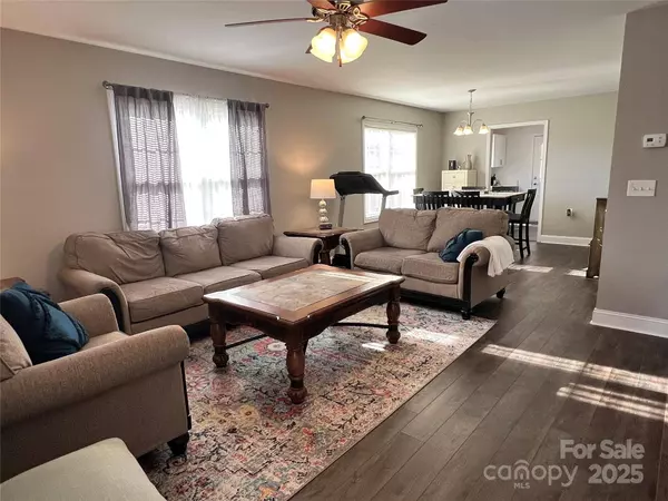 3368 Treadwell LN, Newton, NC 28658