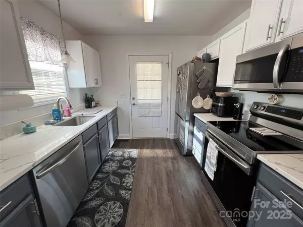 3368 Treadwell LN, Newton, NC 28658