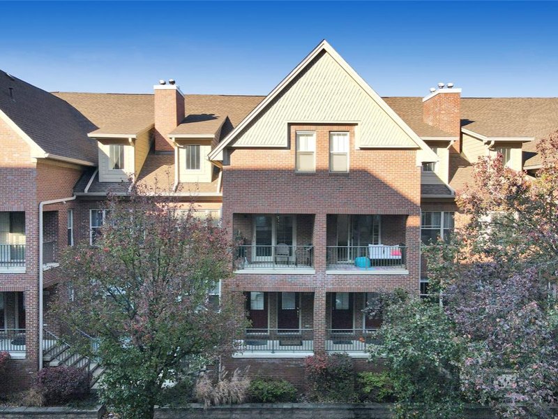 Brick townhome condominiums in Royal Oak, Michigan