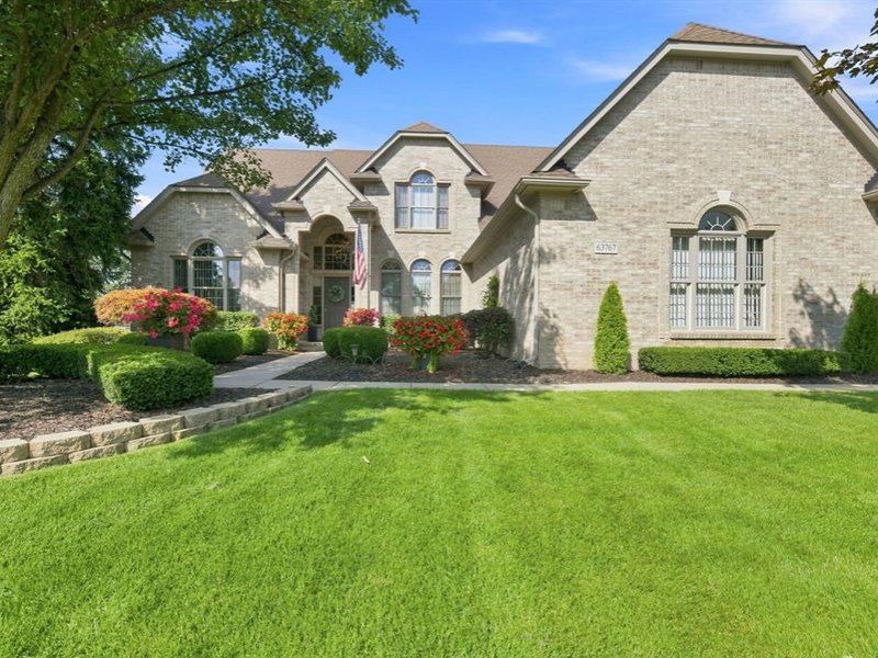 Brick single-family home in Washington Township, Michigan