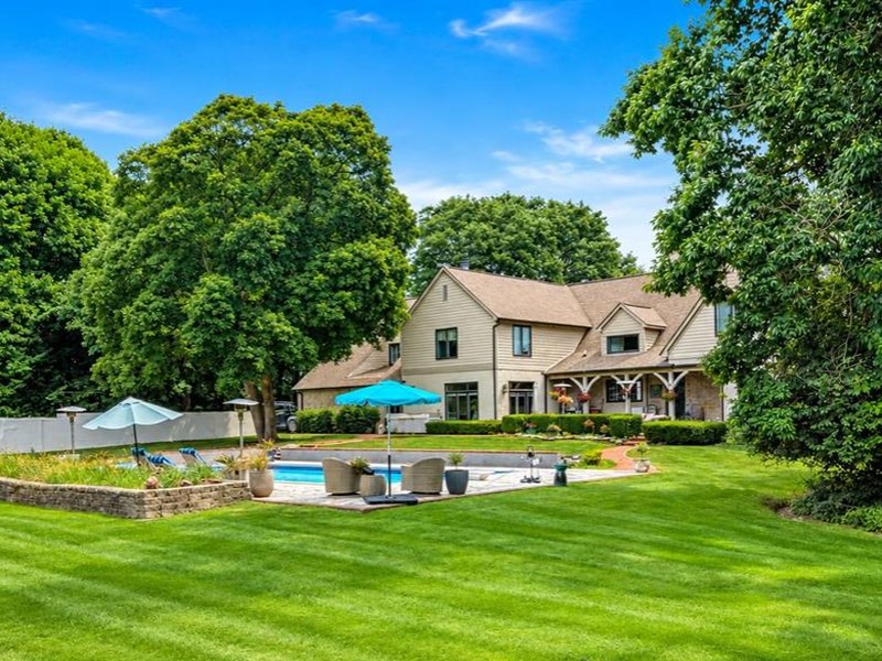 Luxury estate with pool and landscaped lawn in Bloomfield Township, Michigan
