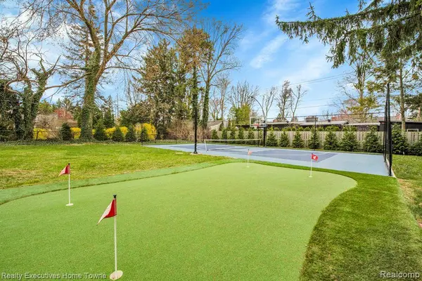 71 MERRIWEATHER Road, Grosse Pointe Farms, MI 48236