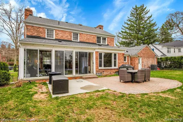 71 MERRIWEATHER Road, Grosse Pointe Farms, MI 48236