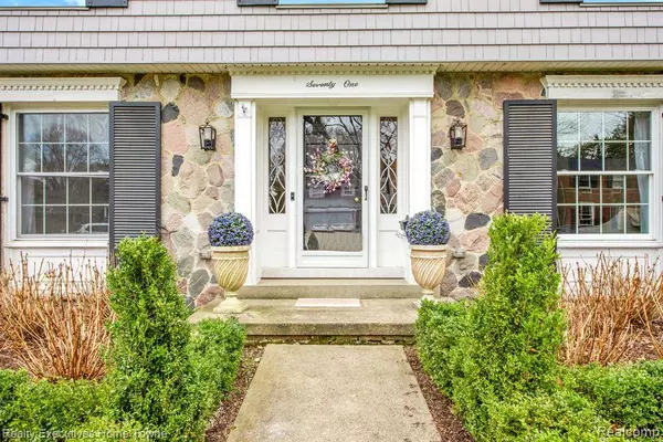 71 MERRIWEATHER Road, Grosse Pointe Farms, MI 48236