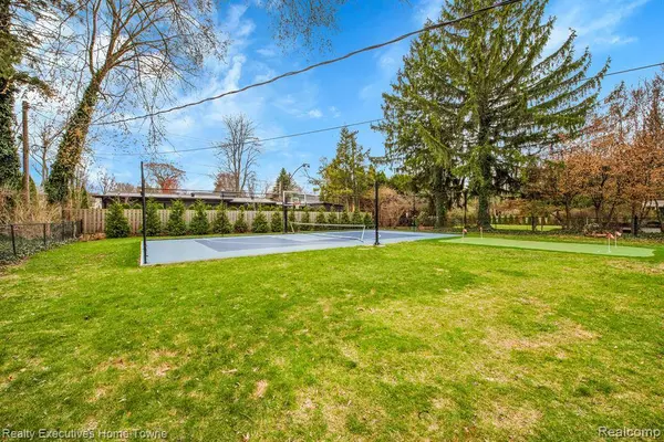 71 MERRIWEATHER Road, Grosse Pointe Farms, MI 48236