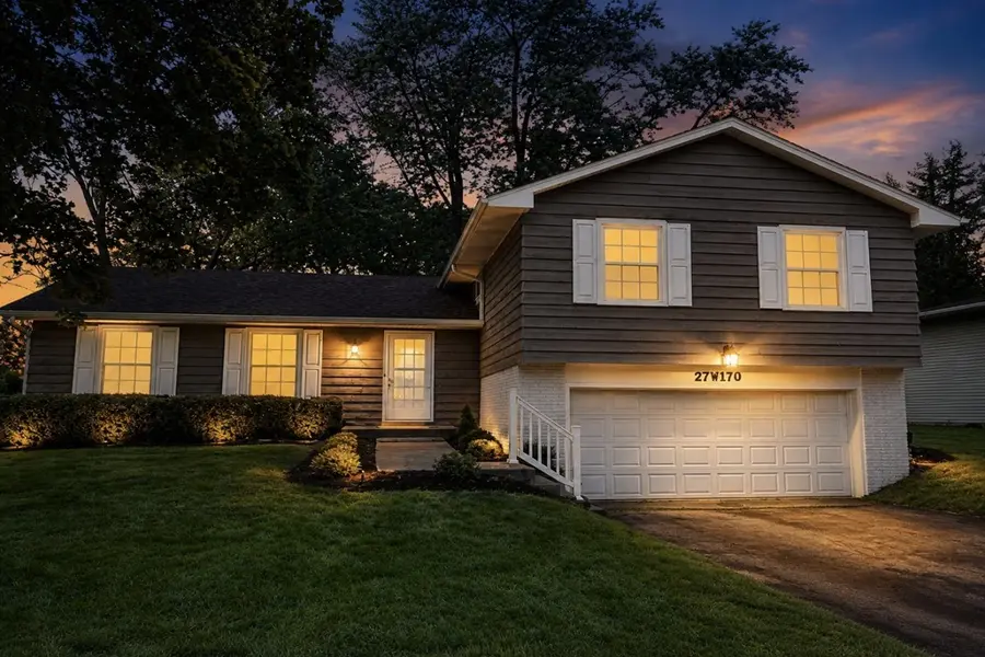 27W170 Fleming Dr, Winfield, IL 60190-1049