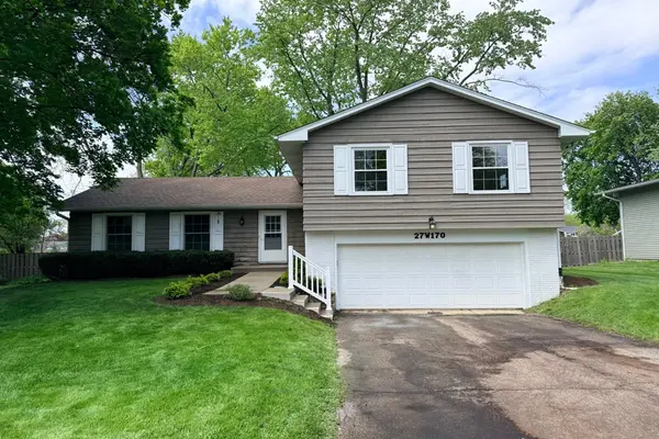 27W170 Fleming Dr, Winfield, IL 60190-1049