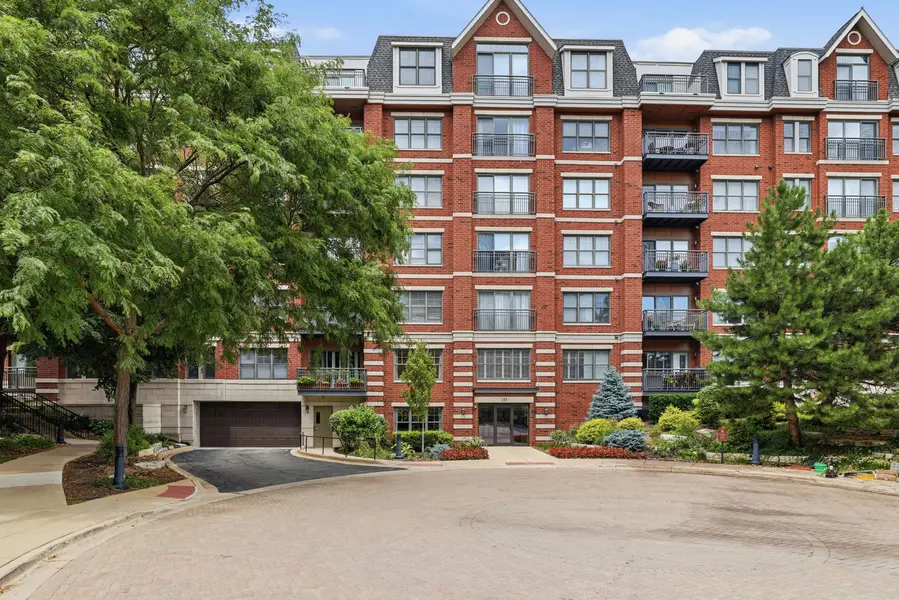 255 E Liberty Dr #305-2, Wheaton, IL 60187-5340