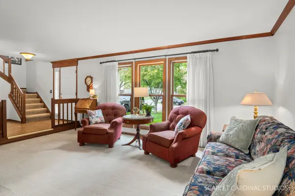 27W180 Chestnut Ln, Winfield, IL 60190-2047