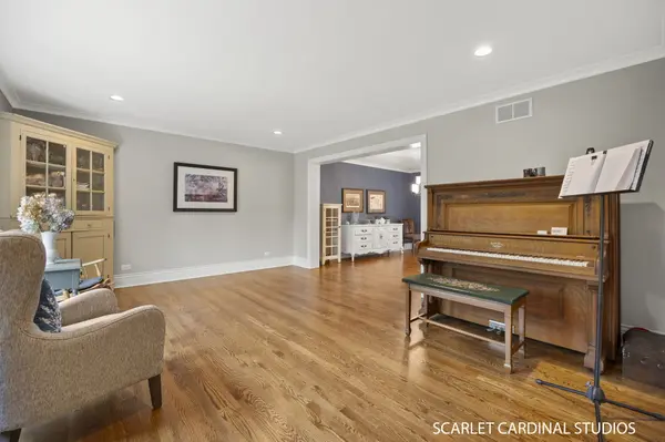 2010 Canterbury Pl, Wheaton, IL 60189-8114