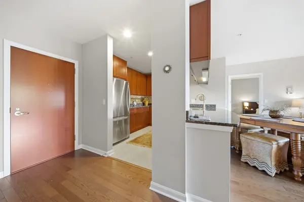 255 E Liberty Dr #305-2, Wheaton, IL 60187-5340