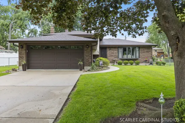 420 Pierce Ave, Roselle, IL 60172-2533