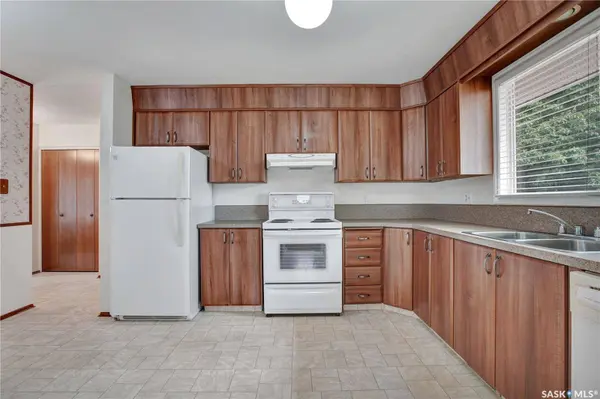 225 Campion CRESCENT, Saskatoon, SK S7H 3T8