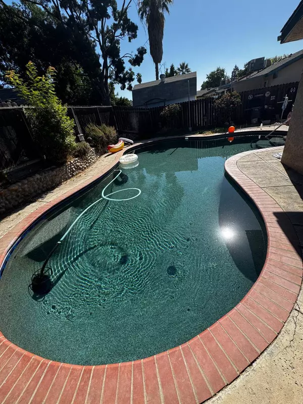 5252 W Holland AVE, Fresno, CA 93722