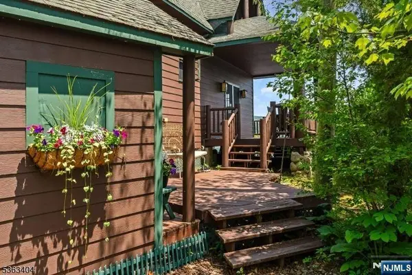 19 Division LN, Byram, NJ 07821