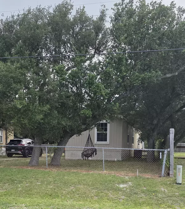 213 S Fuqua St, Rockport, TX 78382-4919