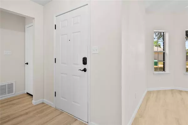 101 Saunders LN, Aransas Pass, TX 78336