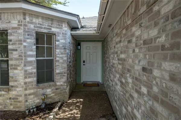 101 Saunders LN, Aransas Pass, TX 78336