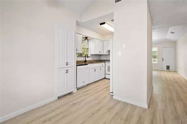 101 Saunders LN, Aransas Pass, TX 78336