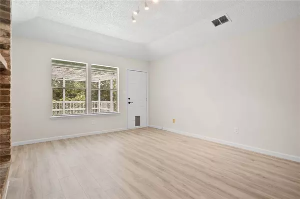 101 Saunders LN, Aransas Pass, TX 78336