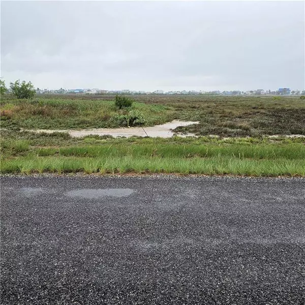 672 Northwest DR, Rockport, TX 78382