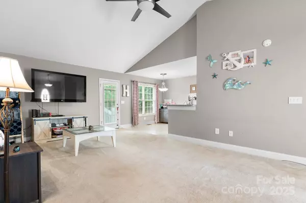 103 Pine Meadows CIR, Hickory, NC 28601