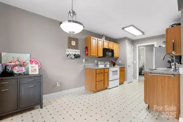 103 Pine Meadows CIR, Hickory, NC 28601